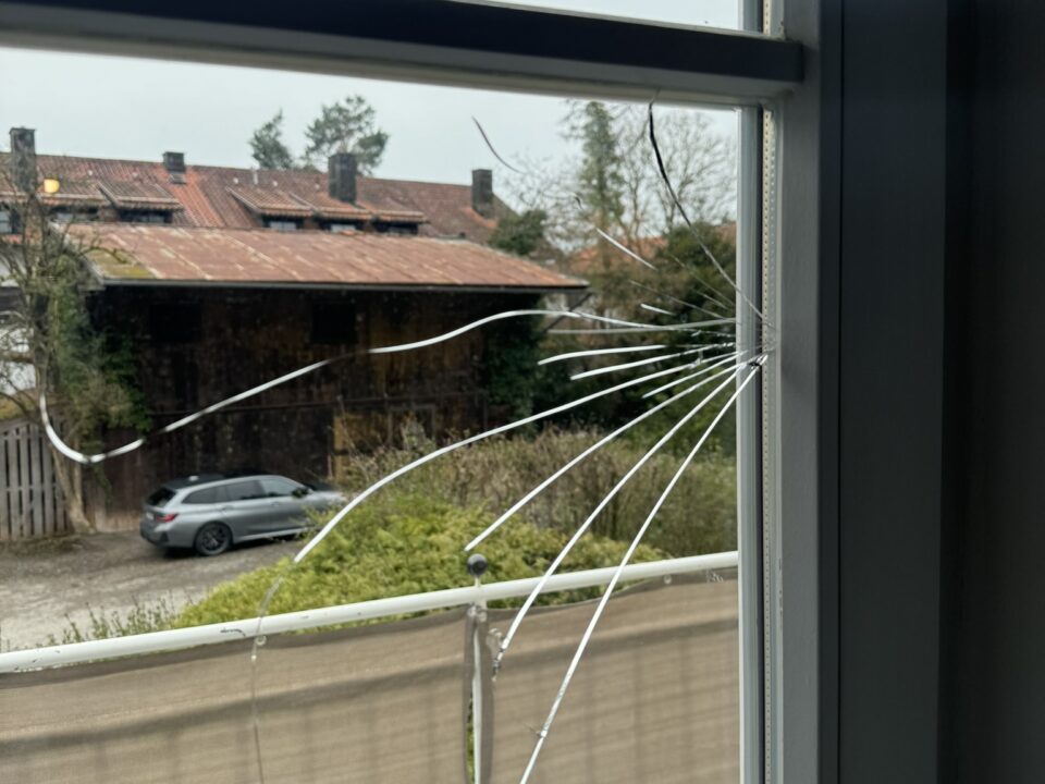 Fensterglas gebrochen-Glasschaden